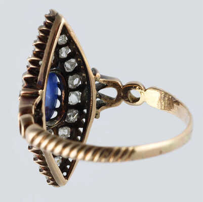 Кольцо из золота 56 пробы, общим весом 4,1 грамма, содержит природные вставки